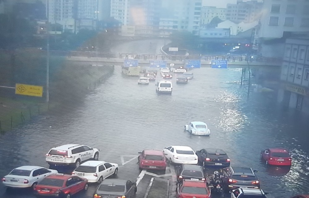Ir para  <p>O temporal que atingiu Porto Alegre desabastece 70 mil clientes da CEEE na cidade. Os principais bairros afetados foram Rio Branco, Floresta e Passo D&rsquo;Areia. RGE e RGE Sul informaram, durante a tarde, mais 40 mil clientes sem...